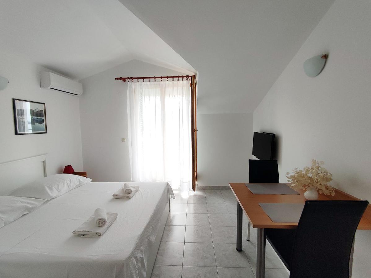 Apartments And Rooms Saric Jadrija Bagian luar foto