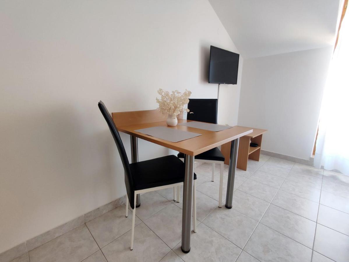 Apartments And Rooms Saric Jadrija Bagian luar foto