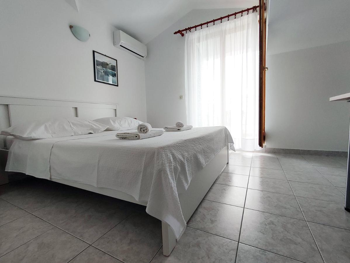 Apartments And Rooms Saric Jadrija Bagian luar foto