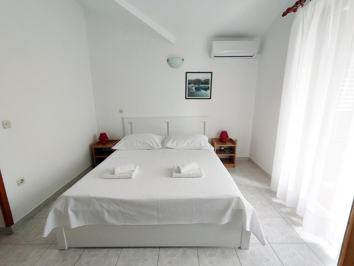 Apartments And Rooms Saric Jadrija Bagian luar foto