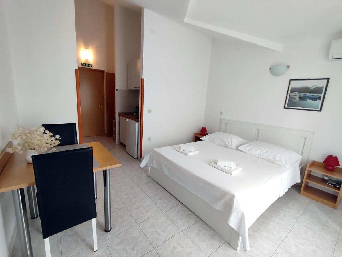 Apartments And Rooms Saric Jadrija Bagian luar foto