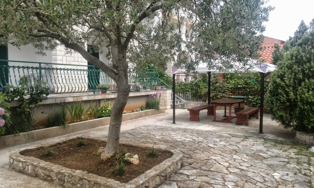 Apartments And Rooms Saric Jadrija Bagian luar foto