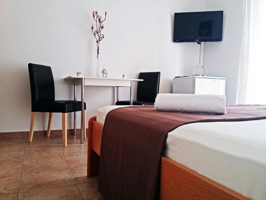 Apartments And Rooms Saric Jadrija Bagian luar foto